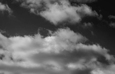 Siyah arkaplanda bulutlar