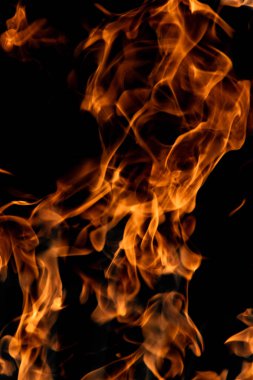 alevler siyah arkaplanda