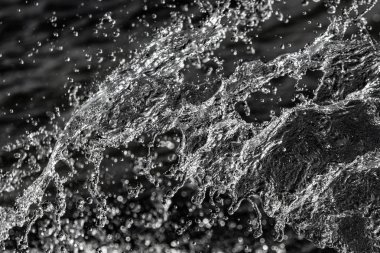 bir karanlık bokeh arka plan üstünde su damlaları