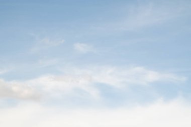 mavi gökyüzünde bulutlar ile doğal görünümü