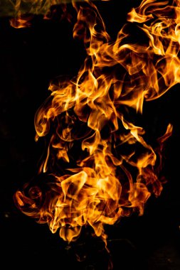 alevler siyah arkaplanda