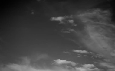 Beyaz bulutların üzerinde karanlık bir gökyüzü, tek renkli