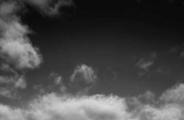 Siyah arkaplanda bulutlar