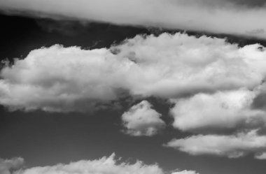 Siyah arkaplanda bulutlar