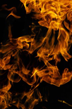 alevler siyah arkaplanda