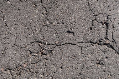Eski asfalt arka plan ile bir çatlamak
