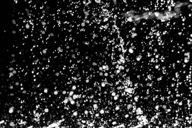 İçinde karanlık bir uçuş, ufuk bokeh su damlaları ile su sıçrama.