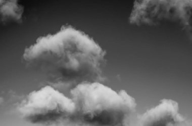 Siyah arkaplanda bulutlar