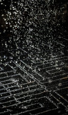 İçinde karanlık bir uçuş, ufuk bokeh su damlaları ile su sıçrama.