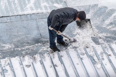 bir süpürge ile kar adam süpürür