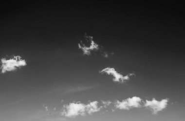 Siyah arkaplanda bulutlar