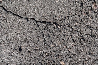 Eski asfalt arka plan ile bir çatlamak