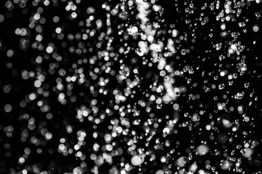 İçinde karanlık bir uçuş, ufuk bokeh su damlaları ile su sıçrama.