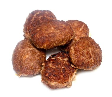 beyaz bir arka plan üzerinde kızarmış köfte