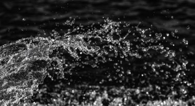 bir karanlık bokeh arka plan üstünde su damlaları