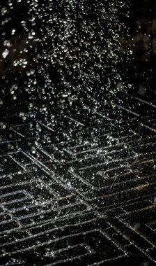 İçinde karanlık bir uçuş, ufuk bokeh su damlaları ile su sıçrama.