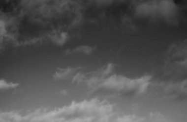 Siyah arkaplanda bulutlar