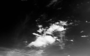 Beyaz bulutların üzerinde karanlık bir gökyüzü, tek renkli