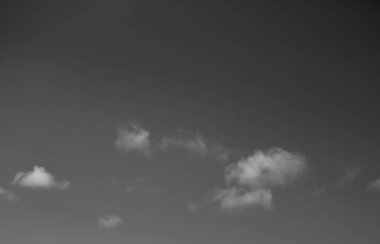 Siyah arkaplanda bulutlar