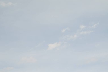 mavi gökyüzünde bulutlar ile doğal görünümü