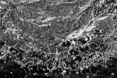 bir karanlık bokeh arka plan üstünde su damlaları