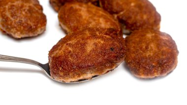 beyaz bir arka plan üzerinde kızarmış köfte