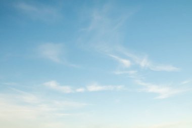 Mavi gökyüzü ve beyaz bulutlar