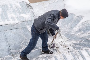 bir süpürge ile kar adam süpürür