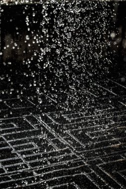 İçinde karanlık bir uçuş, ufuk bokeh su damlaları ile su sıçrama.