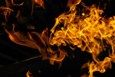 alevler siyah arkaplanda