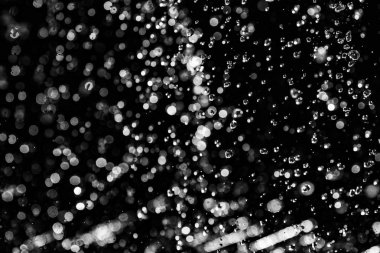 İçinde karanlık bir uçuş, ufuk bokeh su damlaları ile su sıçrama.