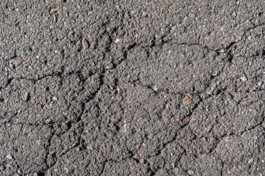 Eski asfalt arka plan ile bir çatlamak