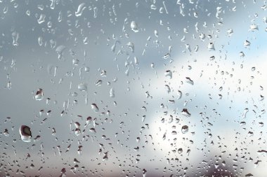 Cam gökyüzü arka plan üzerinde yağmur damlaları