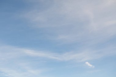 Beyaz bulutlu mavi gökyüzü, doğa arkaplan