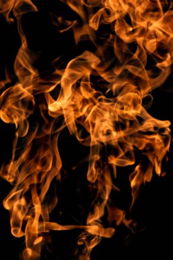 alevler siyah arkaplanda