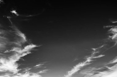 Siyah arkaplanda bulutlar