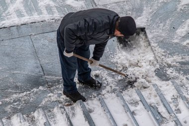 bir süpürge ile kar adam süpürür