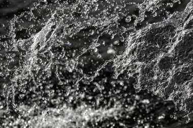 bir karanlık bokeh arka plan üstünde su damlaları