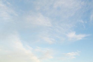 Beyaz bulutlu mavi gökyüzü, doğa arkaplan