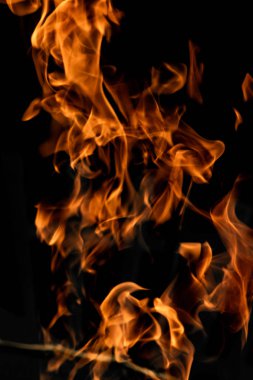 alevler siyah arkaplanda