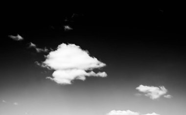 Beyaz bulutların üzerinde karanlık bir gökyüzü, tek renkli