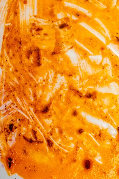 Beyaz Arka Planda Yemekten Sonra Kirli Tabak Kırmızı Domates Salçası — Stok fotoğraf