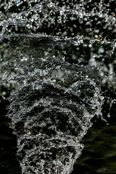 Wasserspritzer Dunkeln Mit Einem Tropfen Fliegendem Wasser Defokussiertes Bokeh — Stockfoto