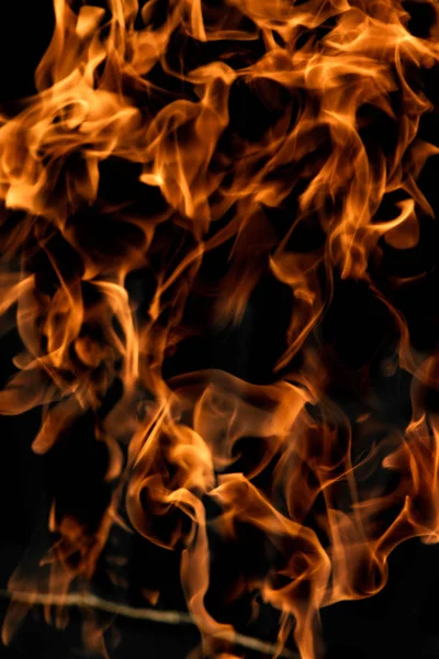 alevler siyah arkaplanda