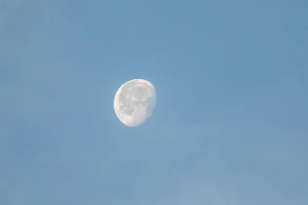 Bela Vista Lua Céu Azul — Fotografia de Stock