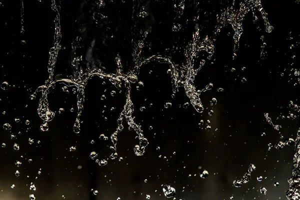 Salpicaduras Agua Oscuridad Con Gotas Agua Volando Bokeh Desenfocado — Foto de Stock