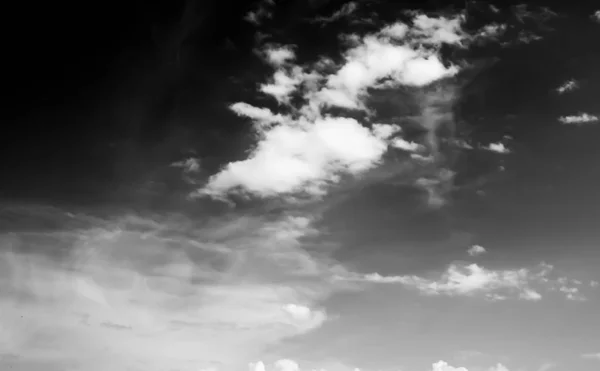 Weiße Wolken Dunklen Himmel Monochrom — Stockfoto