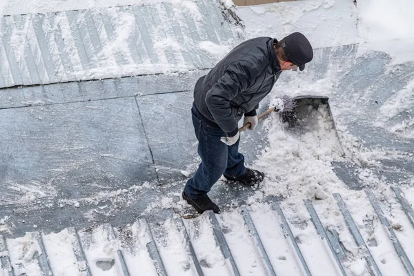 Uomo Spazza Neve Con Una Scopa — Foto Stock