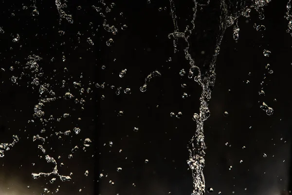 Eau Éclaboussure Dans Obscurité Avec Une Goutte Eau Volant Bokeh — Photo