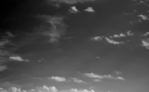 Білі Хмари Темному Небі Монохромні — стокове фото